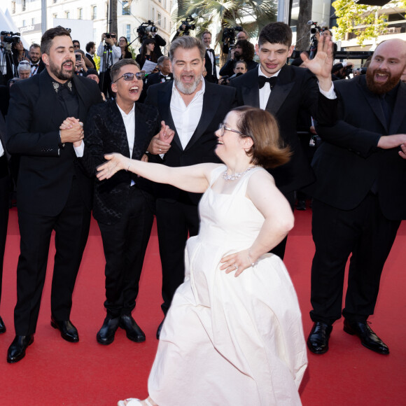 Alice Belaidi, Artus, Clovis Cornillac, Marc Riso et l'équipe du film "Un p'tit truc en plus" - Montée des marches du film " Le comte de Monte-Cristo " lors du 77ème Festival International du Film de Cannes, au Palais des Festivals à Cannes. Le 22 mai 2024 © Jacovides-Moreau / Bestimage 