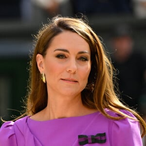 on peut la voir prendre la pause avec son père et sa soeur Pippa à Jerash en Jordanie alors qu'elle avait 4 ans. Et ses cheveux dorés lui vont à merveille.
Catherine (Kate) Middleton remet la coupe à Carlos Alcaraz après sa victoire face à Novak Djokovic en finale du tournoi de Wimbledon 2024 (6/2 - 6/2 - 7/6). Wimbledon, le 14 juillet 2024.