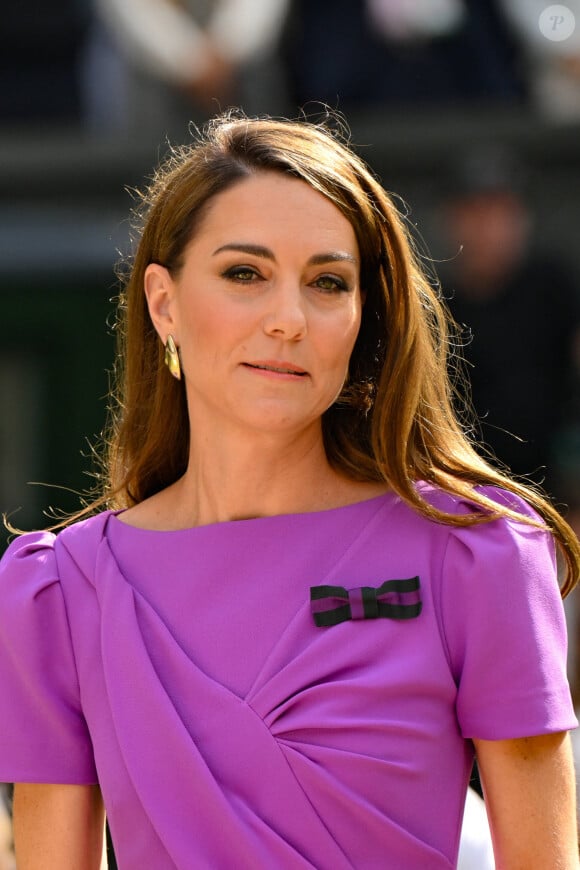 on peut la voir prendre la pause avec son père et sa soeur Pippa à Jerash en Jordanie alors qu'elle avait 4 ans. Et ses cheveux dorés lui vont à merveille.
Catherine (Kate) Middleton remet la coupe à Carlos Alcaraz après sa victoire face à Novak Djokovic en finale du tournoi de Wimbledon 2024 (6/2 - 6/2 - 7/6). Wimbledon, le 14 juillet 2024.