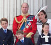 Il faut dire que la chevelure de la future reine, mère de George, Charlotte et Louis, est un sujet de taille outre-Manche.
Le prince William, prince de Galles, Catherine Kate Middleton, princesse de Galles, le prince George, le prince Louis et la princesse Charlotte - Les membres de la famille royale britannique au balcon du Palais de Buckingham lors de la parade militaire "Trooping the Colour" à Londres le 15 juin 2024 © Julien Burton / Bestimage