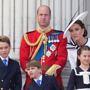 Il faut dire que la chevelure de la future reine, mère de George, Charlotte et Louis, est un sujet de taille outre-Manche.
Le prince William, prince de Galles, Catherine Kate Middleton, princesse de Galles, le prince George, le prince Louis et la princesse Charlotte - Les membres de la famille royale britannique au balcon du Palais de Buckingham lors de la parade militaire "Trooping the Colour" à Londres le 15 juin 2024 © Julien Burton / Bestimage