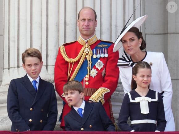 Il faut dire que la chevelure de la future reine, mère de George, Charlotte et Louis, est un sujet de taille outre-Manche.
Le prince William, prince de Galles, Catherine Kate Middleton, princesse de Galles, le prince George, le prince Louis et la princesse Charlotte - Les membres de la famille royale britannique au balcon du Palais de Buckingham lors de la parade militaire "Trooping the Colour" à Londres le 15 juin 2024 © Julien Burton / Bestimage