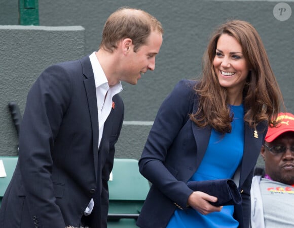 Seule chose qui ne change (presque) pas dans ses habitudes capillaires, sa couleur marron. On est loin des cheveux blonds qu'elle arborait enfant ! 
Archives Jeux Olympiques de Londres 2012 - Prince William et Catherine Kate Middleton Duchesse de Cambridge