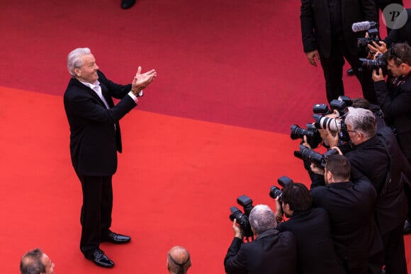 Par ailleurs, il ne voulait pas d'hommage national et s'opposait à toute cérémonie politique.
Alain Delon (Palme d'Or d'Honneur du 72ème festival de Cannes) - Montée des marches du film "A Hidden Life" lors du 72ème Festival International du Film de Cannes. Le 19 mai 2019 © Borde / Jacovides / Moreau / Bestimage