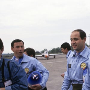 Archives - En France, à Salon-de-Provence, Alain Delon lors d'une démonstration de la Patrouille de France en 1988 © Alain Canu via Bestimage