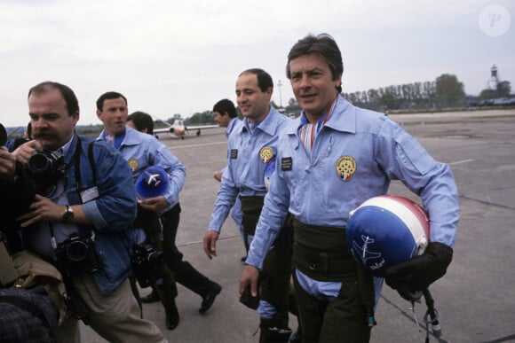 Archives - En France, à Salon-de-Provence, Alain Delon lors d'une démonstration de la Patrouille de France en 1988 © Alain Canu via Bestimage