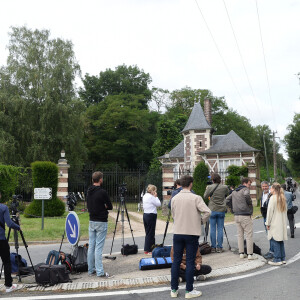 Illustration au domaine de Douchy après l'annonce de la mort de Alain Delon le 18 août 2024. L’acteur est mort ce dimanche 18 août au domaine de la Brûlerie, dans le Loiret, sa propriété depuis plus de cinquante ans. Il comptait s’y faire enterrer avec ses chiens.