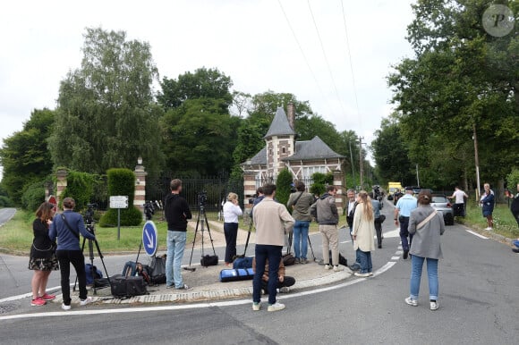 Illustration au domaine de Douchy après l'annonce de la mort de Alain Delon le 18 août 2024. L’acteur est mort ce dimanche 18 août au domaine de la Brûlerie, dans le Loiret, sa propriété depuis plus de cinquante ans. Il comptait s’y faire enterrer avec ses chiens.