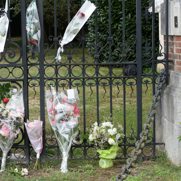 Illustration au domaine de Douchy après l'annonce de la mort de Alain Delon le 18 août 2024. L’acteur est mort ce dimanche 18 août au domaine de la Brûlerie, dans le Loiret, sa propriété depuis plus de cinquante ans. Il comptait s’y faire enterrer avec ses chiens.