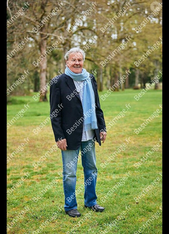 Exclusif - Premier tournage avec Alain Delon à Douchy-Montcorbo, France, le 10 avril 2021. © Cyril Moreau/Bestimage