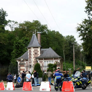 Il avait émis le choix d'être enterré chez lui, dans son domaine de Douchy dans le Loiret
Illustration au domaine de Douchy après l'annonce de la mort de Alain Delon le 18 août 2024. L'acteur est mort ce dimanche 18 août au domaine de la Brûlerie, dans le Loiret, sa propriété depuis plus de cinquante ans. Il comptait s'y faire enterrer avec ses chiens.