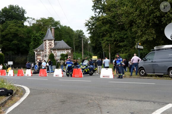 Il avait émis le choix d'être enterré chez lui, dans son domaine de Douchy dans le Loiret
Illustration au domaine de Douchy après l'annonce de la mort de Alain Delon le 18 août 2024. L'acteur est mort ce dimanche 18 août au domaine de la Brûlerie, dans le Loiret, sa propriété depuis plus de cinquante ans. Il comptait s'y faire enterrer avec ses chiens.