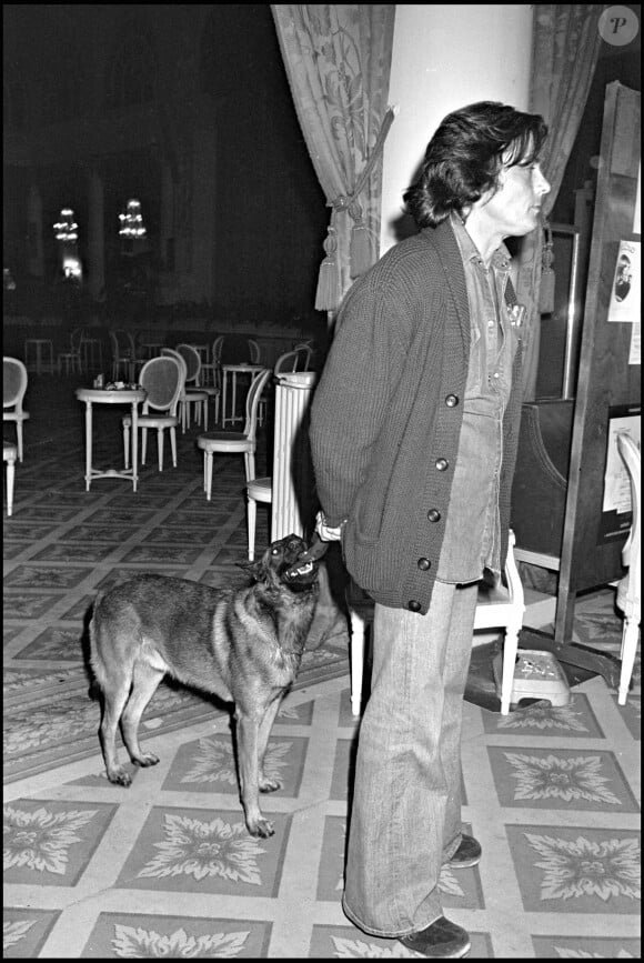 Les obsèques auront lieu dans la chapelle qu'il avait prévue à cet effet, aux côtés de ses 35 chiens.
Archive - Alain Delon et son chien