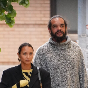 Joakim Noah et sa femme Lais Ribeiro se promènent à New York, le 23 mai 2023.