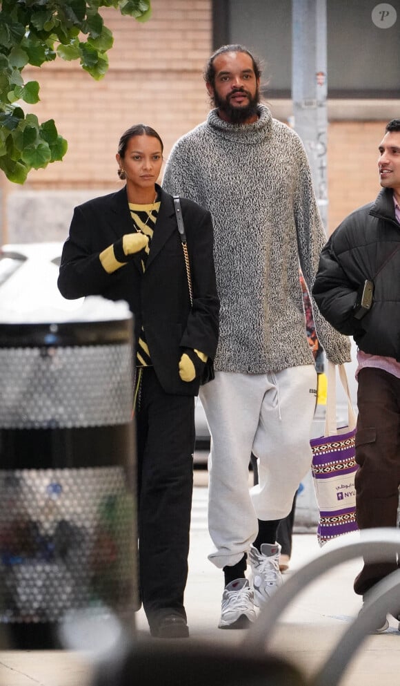 Joakim Noah et sa femme Lais Ribeiro se promènent à New York, le 23 mai 2023.