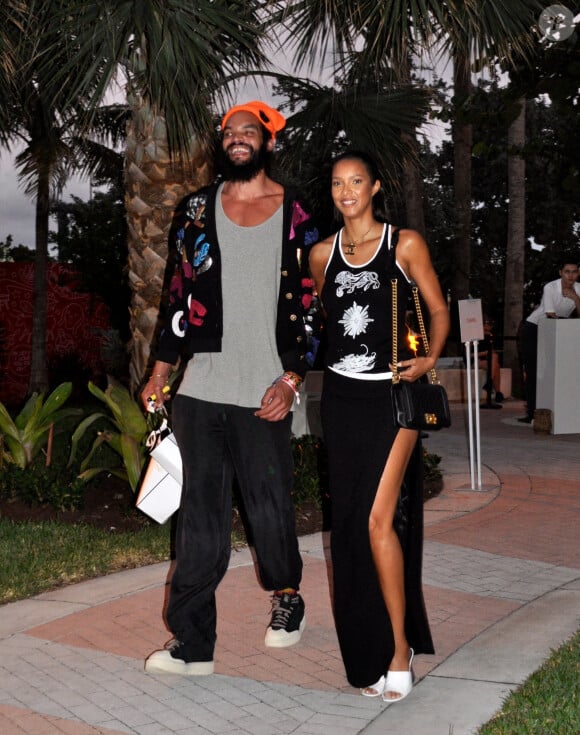 Joakim Noah et sa femme Lais Ribeiro quittent la soirée Chanel à Miami, le 4 novembre 2022