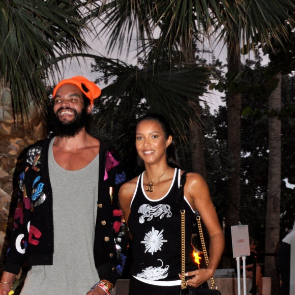 Joakim Noah et sa femme Lais Ribeiro quittent la soirée Chanel à Miami, le 4 novembre 2022