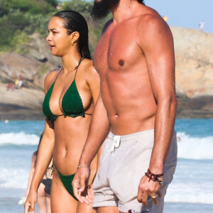 L'ancien basketteur professionnel Joakim Noah et sa femme Lais Ribeiro (l'ange de Victoria's Secret) se baignent sur la plage de Rio de Janeiro au Brésil le 2 aout 2022