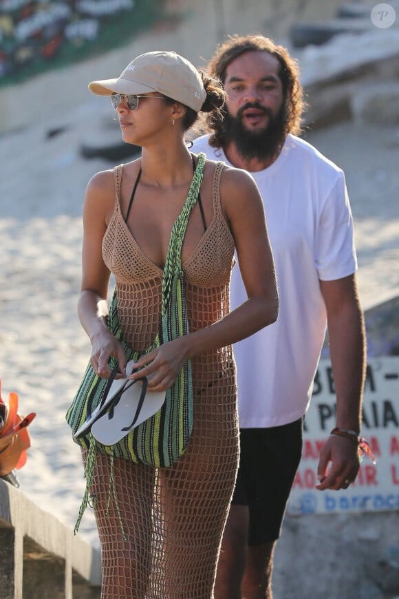 L'ancien basketteur professionnel Joakim Noah et sa femme Lais Ribeiro (l'ange de Victoria's Secret) profitent d'une journée à la plage avec des amis à Ipanema au Brésil le 1er aout 2022