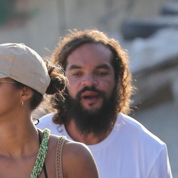 L'ancien basketteur professionnel Joakim Noah et sa femme Lais Ribeiro (l'ange de Victoria's Secret) profitent d'une journée à la plage avec des amis à Ipanema au Brésil le 1er aout 2022