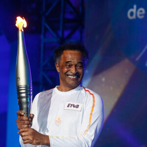 Yannick Noah embrase le chaudron olympique sur le plateau du "Concert de Paris" sur le parvis de l'hôtel de ville à Paris le 14 juillet 2024