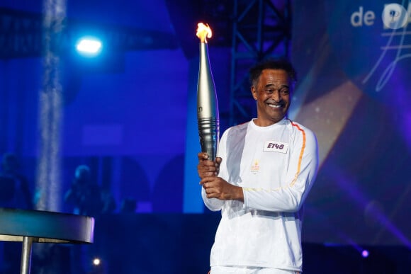 Yannick Noah embrase le chaudron olympique sur le plateau du "Concert de Paris" sur le parvis de l'hôtel de ville à Paris le 14 juillet 2024