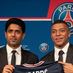 Nasser al-Khelaïfi, président-directeur général du Paris Saint-Germain, et Kylian Mbappé lors d'une conférence de presse suite au renouvellement du contrat de l'attaquant au Paris Saint-Germain jusqu'en 2025, au Parc des Princes à Paris, France, le 23 mai 2022. © Aurelien Morissard/Panoramic/Bestimage