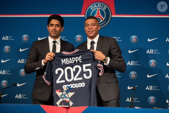 Nasser al-Khelaïfi, président-directeur général du Paris Saint-Germain, et Kylian Mbappé lors d'une conférence de presse suite au renouvellement du contrat de l'attaquant au Paris Saint-Germain jusqu'en 2025, au Parc des Princes à Paris, France, le 23 mai 2022. © Aurelien Morissard/Panoramic/Bestimage