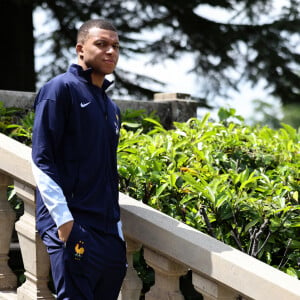 Kylian Mbappé a décidé de quitter le PSG cet été pour rejoindre le Real Madrid
Kylian Mbappé - Le président français, Emmanuel Macron se rend auprès de l'équipe de France masculine de football, au Centre National du Football de Clairefontaine, à Clairefontaine-en-Yvelines. Le 3 juin 2024. © Stéphane Lemouton / Bestimage 