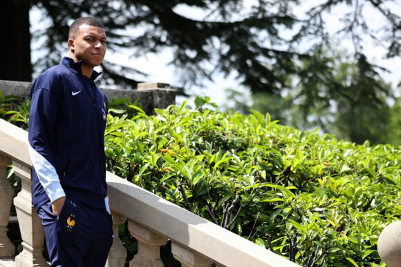 Kylian Mbappé a décidé de quitter le PSG cet été pour rejoindre le Real Madrid
Kylian Mbappé - Le président français, Emmanuel Macron se rend auprès de l'équipe de France masculine de football, au Centre National du Football de Clairefontaine, à Clairefontaine-en-Yvelines. Le 3 juin 2024. © Stéphane Lemouton / Bestimage 