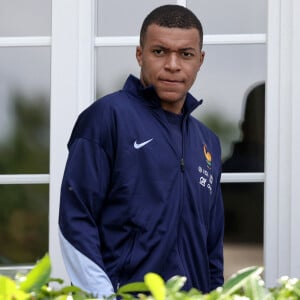 Kylian Mbappé était le joueur vedette du Paris Saint-Germain
Kylian Mbappé - Le président français, Emmanuel Macron se rend auprès de l'équipe de France masculine de football, au Centre National du Football de Clairefontaine, à Clairefontaine-en-Yvelines. © Stéphane Lemouton / Bestimage 