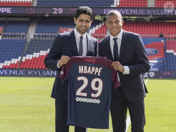 Kylian Mbappé et le prince Nasser Al-Khelaïfi (président du PSG) lors de la présentation officielle de Kylian Mbappé au PSG (Paris-Saint-Germain) au Parc des Princes à Paris, le 6 septembre 2017. © Pierre Perusseau/Bestimage 