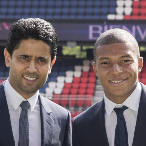 Kylian Mbappé et le prince Nasser Al-Khelaïfi (président du PSG) lors de la présentation officielle de Kylian Mbappé au PSG (Paris-Saint-Germain) au Parc des Princes à Paris, le 6 septembre 2017. © Pierre Perusseau/Bestimage 