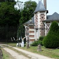 Le jour de l'inhumation d'Alain Delon à Douchy révélé, ses 3 enfants "entourés de quelques amis" seulement