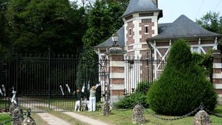 Le jour de l'inhumation d'Alain Delon à Douchy révélé, ses 3 enfants "entourés de quelques amis" seulement