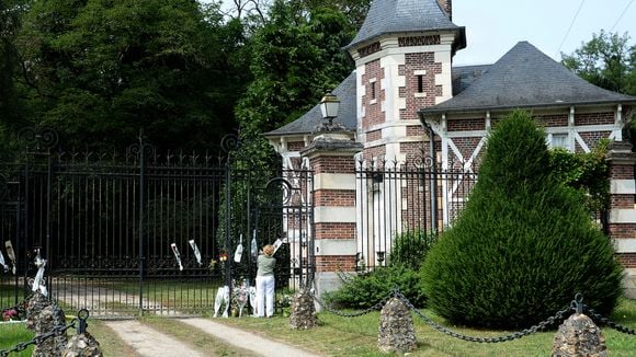 Le jour de l'inhumation d'Alain Delon à Douchy révélé, ses 3 enfants "entourés de quelques amis" seulement