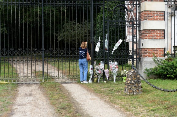 Illustration au domaine de Douchy après l'annonce de la mort de Alain Delon le 18 août 2024.