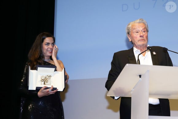 Alain Delon (avec un badge Paris Match d'une ancienne couverture du magazine titrant "Alain Delon, mes deux amours, Rosalie et Anouchka) et sa fille Anouchka (Robe Elie Saab) - Remise de la Palme d'Honneur à Alain Delon lors du 72ème Festival International du Film de Cannes. © Jacovides-Moreau / Bestimage