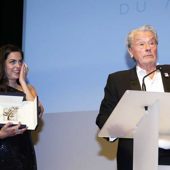 Alain Delon (avec un badge Paris Match d'une ancienne couverture du magazine titrant "Alain Delon, mes deux amours, Rosalie et Anouchka) et sa fille Anouchka (Robe Elie Saab) - Remise de la Palme d'Honneur à Alain Delon lors du 72ème Festival International du Film de Cannes. © Jacovides-Moreau / Bestimage