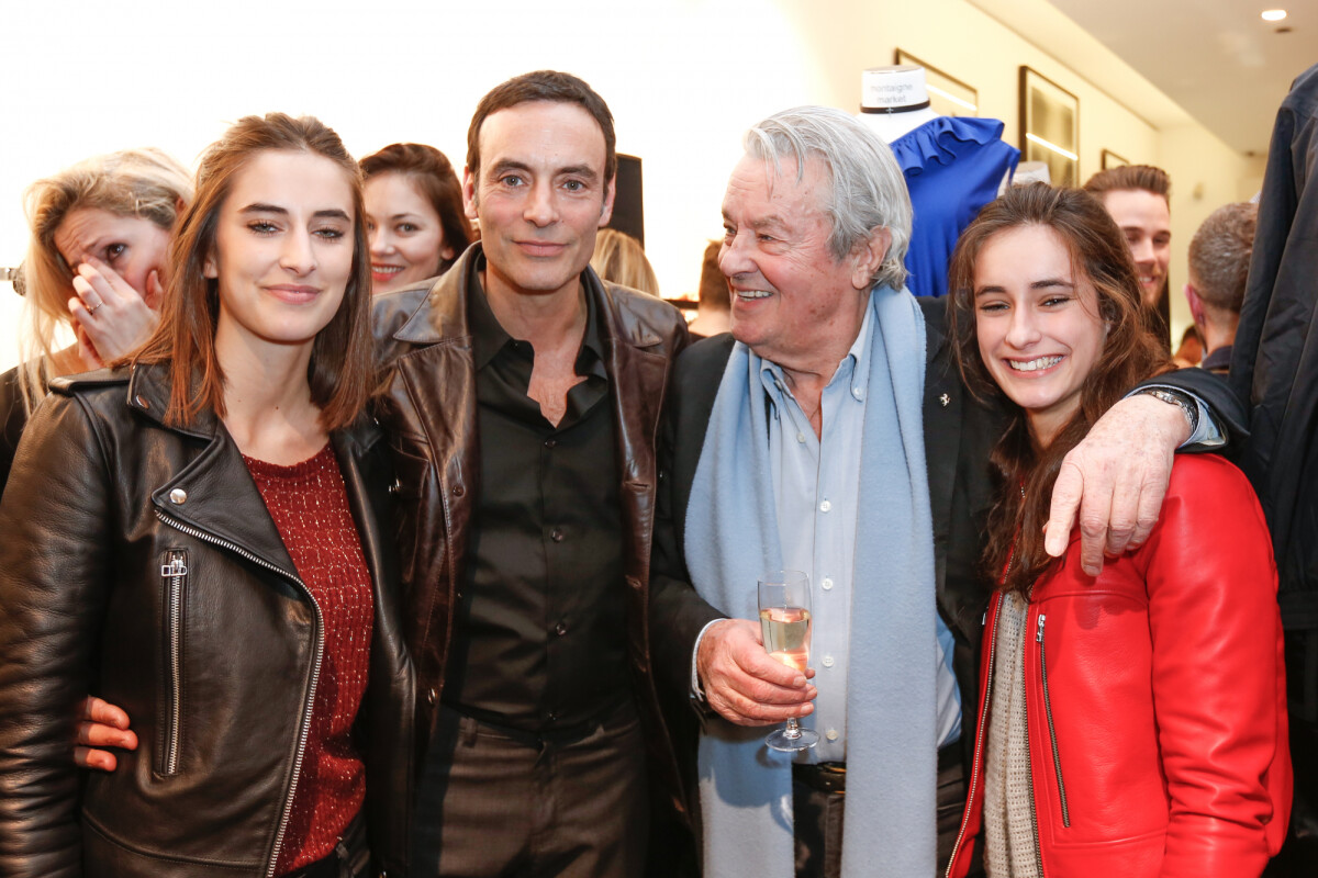 Photo : Exclusif - Alain Delon avec ses petites filles Loup et Liv et ...