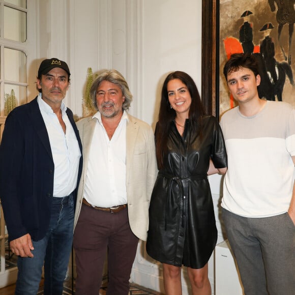 Anthony, Anouchka et Alain Fabien seront entourés de quelques amis selon les dernières volontés d'Alain Delon.
Exclusif - Anthony Delon, Arnaud Cornette de Saint Cyr, Anouchka Delon et Alain-Fabien Delon au cocktail à l'issue de la conférence de presse pour la vente de la collection Alain Delon chez Bonhams Cornette de Saint Cyr à Paris le 19 juin 2023. © Coadic Guirec/Bestimage