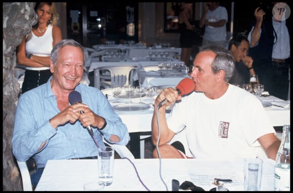 L'animateur Patrice Laffont et son père Robert Laffont animent une émission de radio d'Europe 2 à Saint-Tropez en 1992.