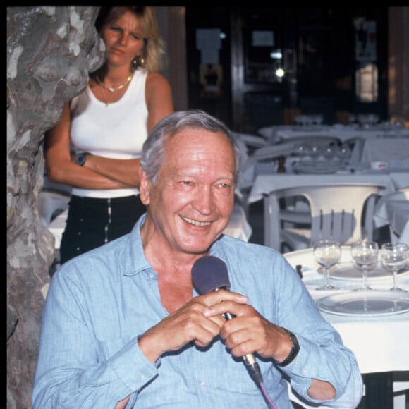 L'animateur Patrice Laffont et son père Robert Laffont animent une émission de radio d'Europe 2 à Saint-Tropez en 1992.