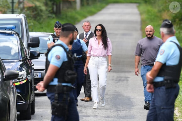 Anouchka Delon, la fille d'Alain Delon, se rend devant le portail de La Brûlerie à Douchy, où s'est éteint son père. Mercredi 21 août 2024.