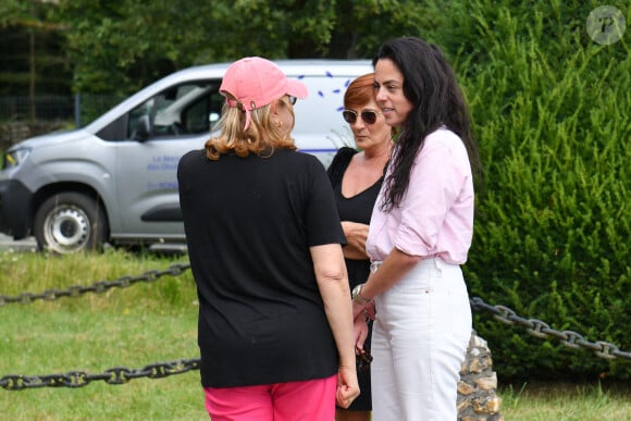 Anouchka Delon, la fille d'Alain Delon, se rend devant le portail de La Brûlerie à Douchy, où s'est éteint son père. Mercredi 21 août 2024.