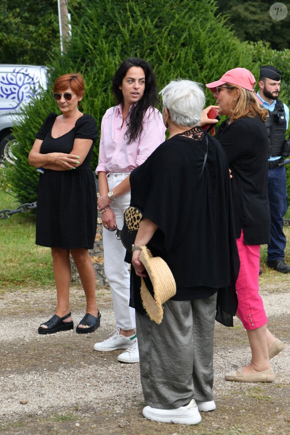 Anouchka Delon, la fille d'Alain Delon, se rend devant le portail de La Brûlerie à Douchy, où s'est éteint son père. Mercredi 21 août 2024.