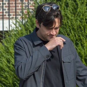 Alain-Fabien Delon très ému devant le portail de Douchy où son père Alain Delon est mort le 18 août 2024.