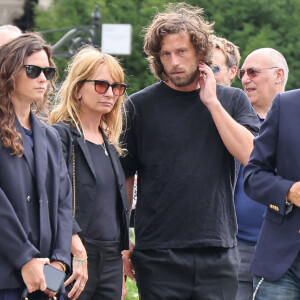 Mère des aînés Fabrice et Axelle Laffont
Louise Laffont et son mari Fabrice Laffont entourent Axelle Laffont et son compagnon Romain Sichez - Sortie des obsèques de P.Laffont dans la salle de la Coupole du cimetière du Père-Lachaise à Paris, le 23 août 2024. © Dominique Jacovides / Bestimage