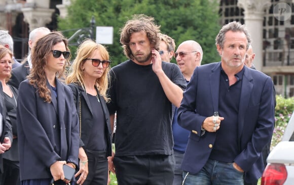 Mère des aînés Fabrice et Axelle Laffont
Louise Laffont et son mari Fabrice Laffont entourent Axelle Laffont et son compagnon Romain Sichez - Sortie des obsèques de P.Laffont dans la salle de la Coupole du cimetière du Père-Lachaise à Paris, le 23 août 2024. © Dominique Jacovides / Bestimage