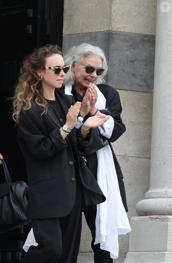 Valérie Laffont, la veuve du défunt, et sa fille Mathilde - Sortie des obsèques de P.Laffont dans la salle de la Coupole du cimetière du Père-Lachaise à Paris, le 23 août 2024. © Dominique Jacovides / Bestimage